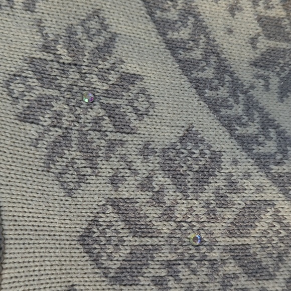 COPY - Lulurain. Girls size 7-8 Sweater. Snow flake pattern. Rhinestone on snow… - Picture 4 of 5